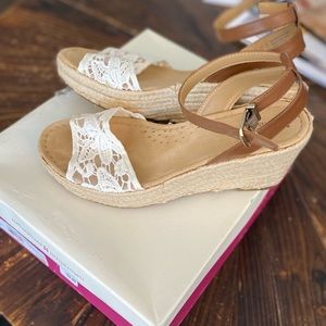Naturalizer Ivory Lace and leather ankle strap sandle